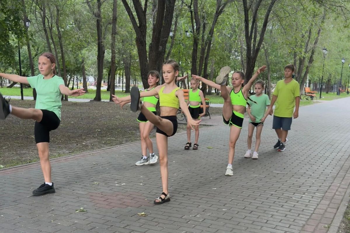 В Кургане продолжается ежегодный масштабный физкультурно-спортивный проект «СпортЛето», направленный на популяризацию здорового образа жизни и привлечение взрослых и детей к регулярным занятиям физической культурой В Кургане продолжается ежегодный масштабный физкультурно-спортивный проект «СпортЛето», направленный на популяризацию здорового образа жизни и привлечение взрослых и детей к регулярным занятиям физической культурой