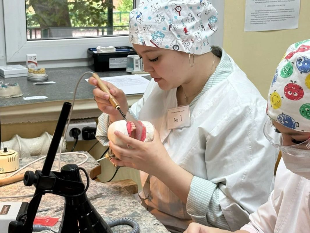 Выпускники отделения «Стоматология ортопедическая» Шадринского филиала Курганского базового медицинского колледжа успешно сдали государственный экзамен, подтвердив высокий уровень своей подготовки Выпускники отделения «Стоматология ортопедическая» Шадринского филиала Курганского базового медицинского колледжа успешно сдали государственный экзамен, подтвердив высокий уровень своей подготовки