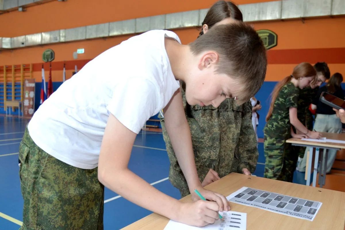 В Кургане на базе школы №11 прошла военно-спортивная игра для юнармейцев и кадетов «Огни дружбы» В Кургане на базе школы №11 прошла военно-спортивная игра для юнармейцев и кадетов «Огни дружбы»