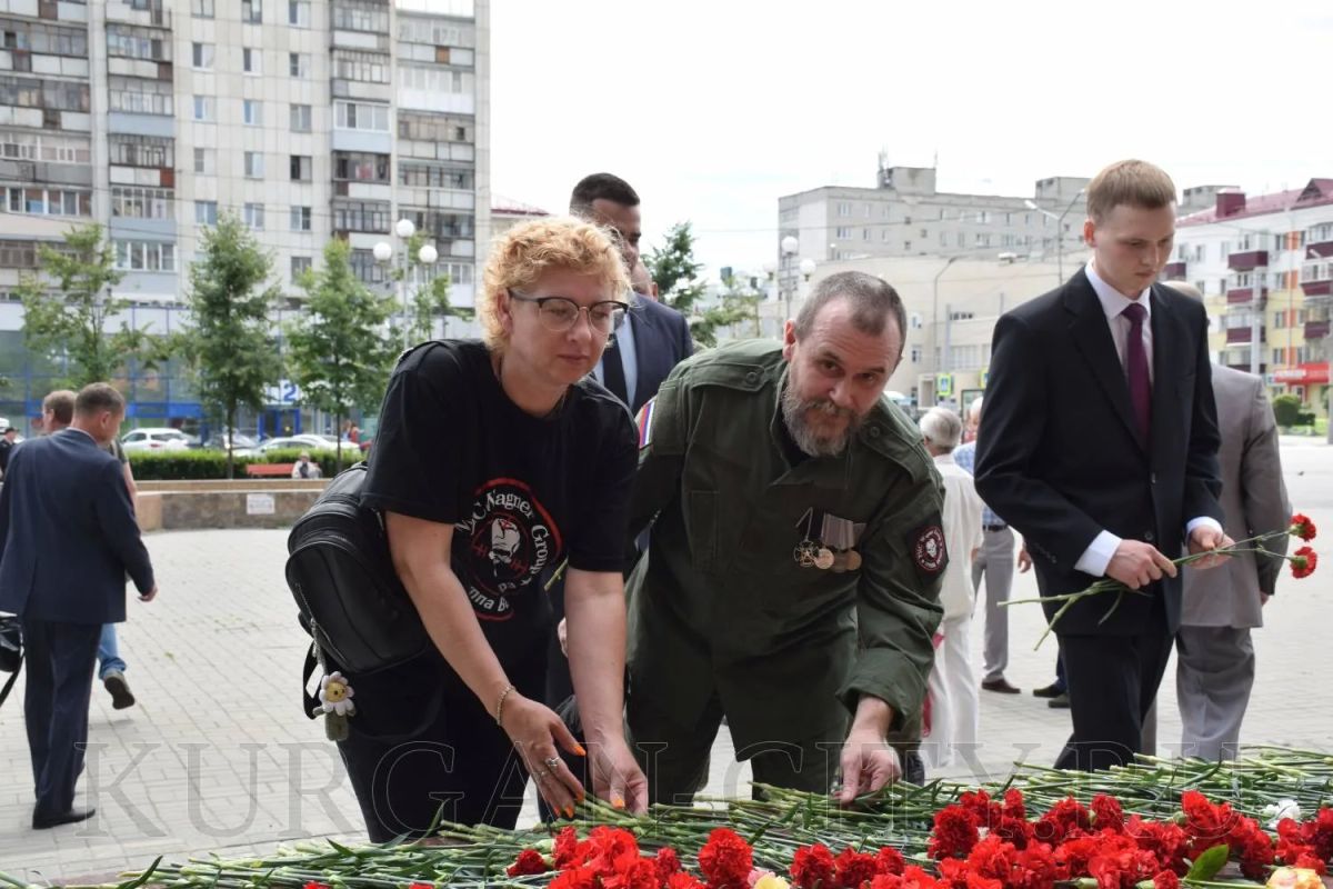 Сегодня в Кургане прошло торжественное возложение цветов к мемориальному комплексу воинам-зауральцам, погибшим в войнах и военных конфликтах второй половины 20-го века Сегодня в Кургане прошло торжественное возложение цветов к мемориальному комплексу воинам-зауральцам, погибшим в войнах и военных конфликтах второй половины 20-го века