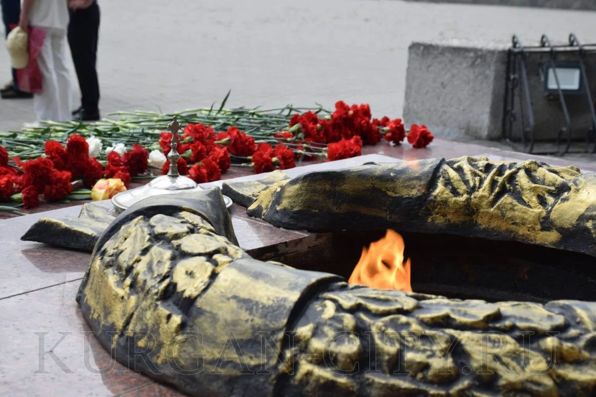 Сегодня в Кургане прошло торжественное возложение цветов к мемориальному комплексу воинам-зауральцам, погибшим в войнах и военных конфликтах второй половины 20-го века Сегодня в Кургане прошло торжественное возложение цветов к мемориальному комплексу воинам-зауральцам, погибшим в войнах и военных конфликтах второй половины 20-го века