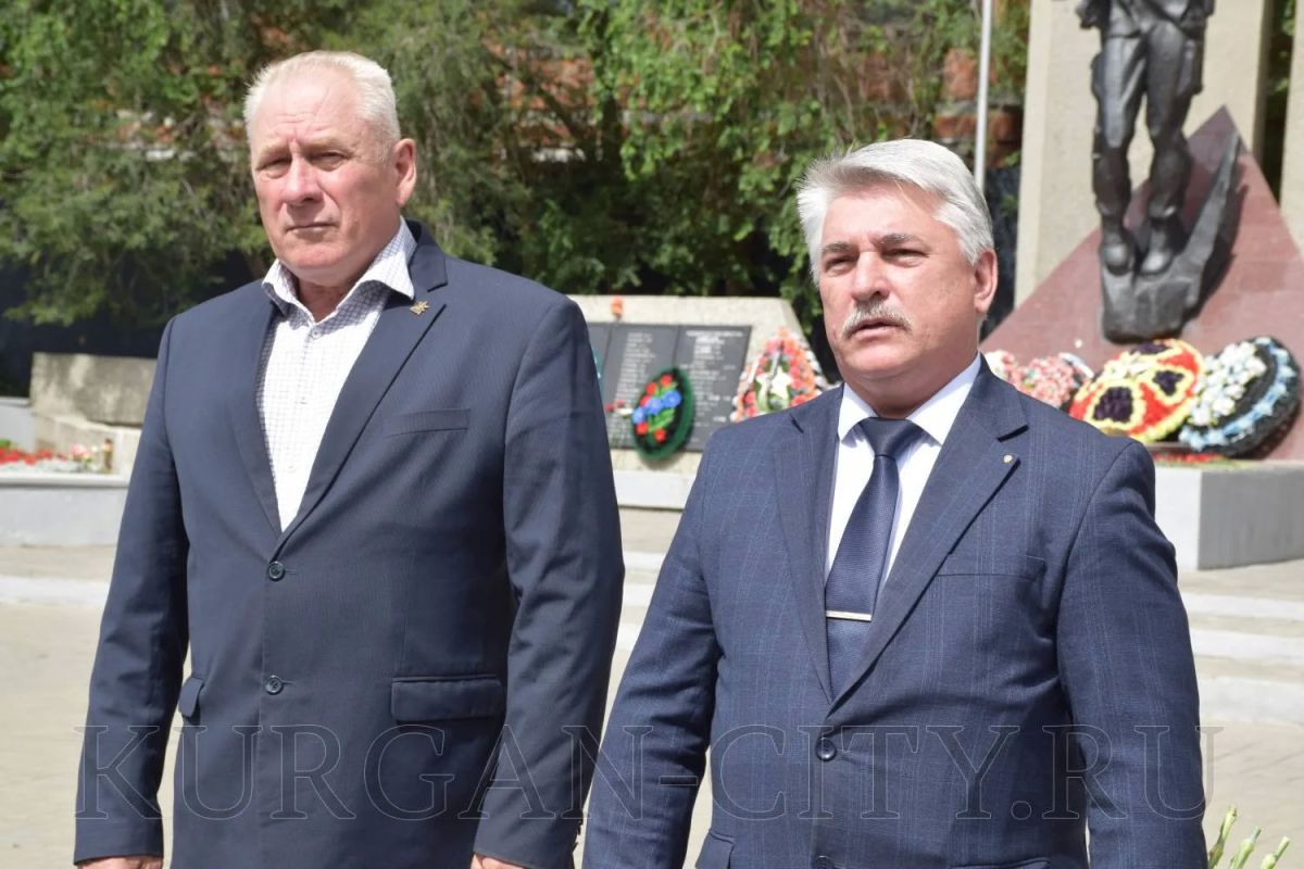 Сегодня в Кургане прошло торжественное возложение цветов к мемориальному комплексу воинам-зауральцам, погибшим в войнах и военных конфликтах второй половины 20-го века Сегодня в Кургане прошло торжественное возложение цветов к мемориальному комплексу воинам-зауральцам, погибшим в войнах и военных конфликтах второй половины 20-го века