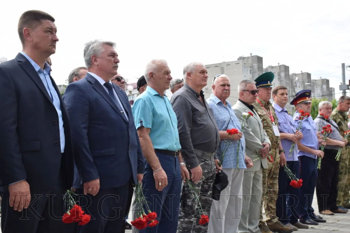 Сегодня в Кургане прошло торжественное возложение цветов к мемориальному комплексу воинам-зауральцам, погибшим в войнах и военных конфликтах второй половины 20-го века Сегодня в Кургане прошло торжественное возложение цветов к мемориальному комплексу воинам-зауральцам, погибшим в войнах и военных конфликтах второй половины 20-го века