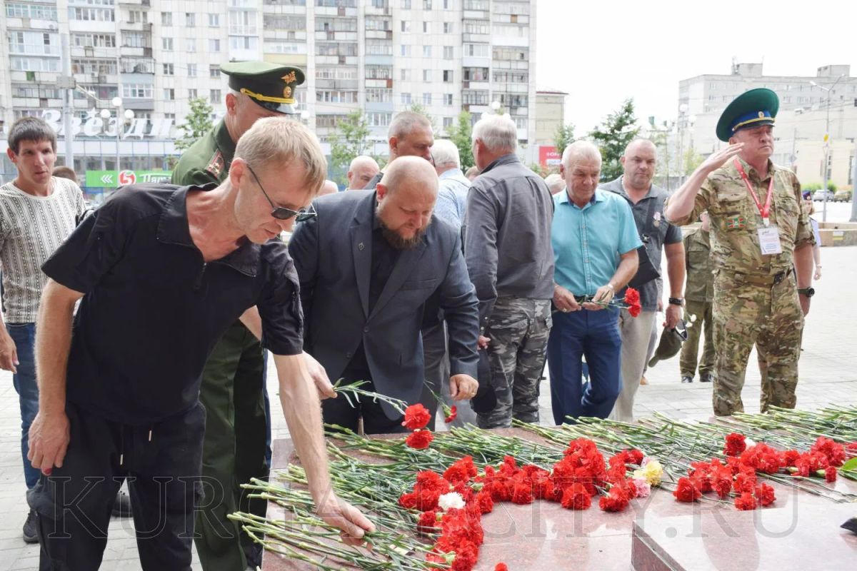 Сегодня в Кургане прошло торжественное возложение цветов к мемориальному комплексу воинам-зауральцам, погибшим в войнах и военных конфликтах второй половины 20-го века Сегодня в Кургане прошло торжественное возложение цветов к мемориальному комплексу воинам-зауральцам, погибшим в войнах и военных конфликтах второй половины 20-го века