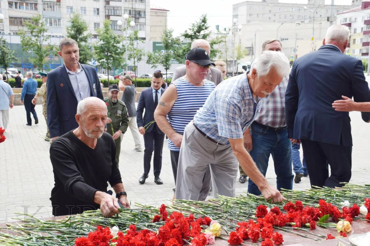 Сегодня в Кургане прошло торжественное возложение цветов к мемориальному комплексу воинам-зауральцам, погибшим в войнах и военных конфликтах второй половины 20-го века Сегодня в Кургане прошло торжественное возложение цветов к мемориальному комплексу воинам-зауральцам, погибшим в войнах и военных конфликтах второй половины 20-го века
