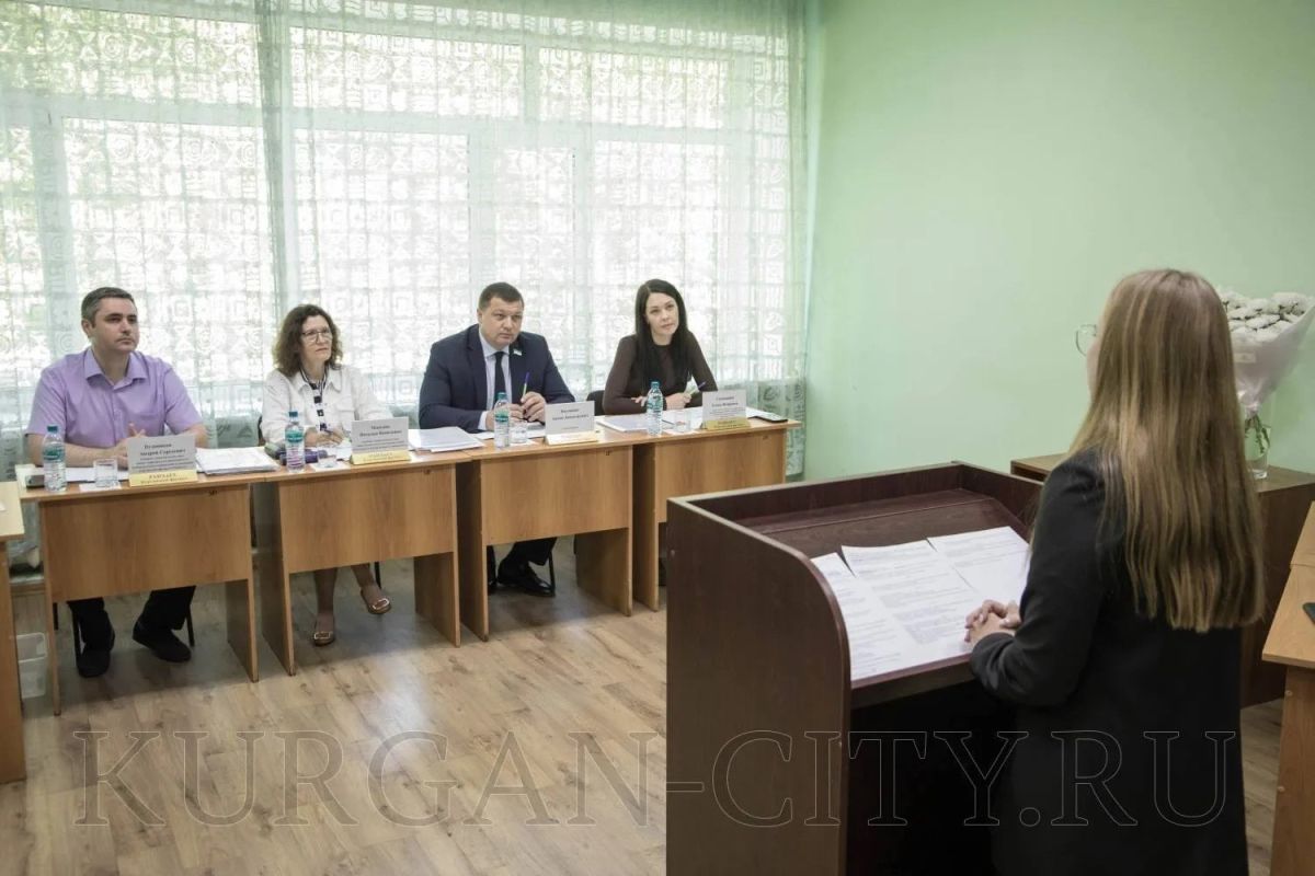 В курганском вузе на защиту дипломов будущих управленцев приехал глава города