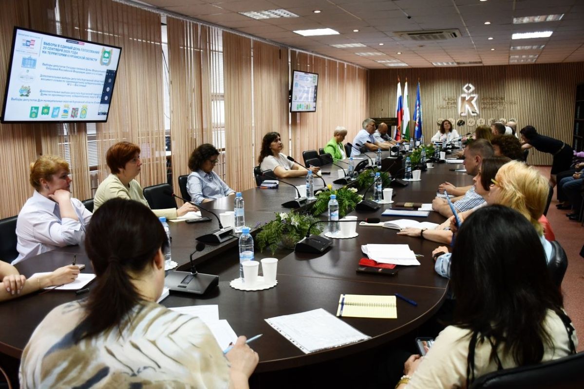 Глава облизбиркома Роман Скиндерев проинформировал профессорско-преподавательский состав КГУ об избирательных кампаниях, проводимых в Курганской области Глава облизбиркома Роман Скиндерев проинформировал профессорско-преподавательский состав КГУ об избирательных кампаниях, проводимых в Курганской области