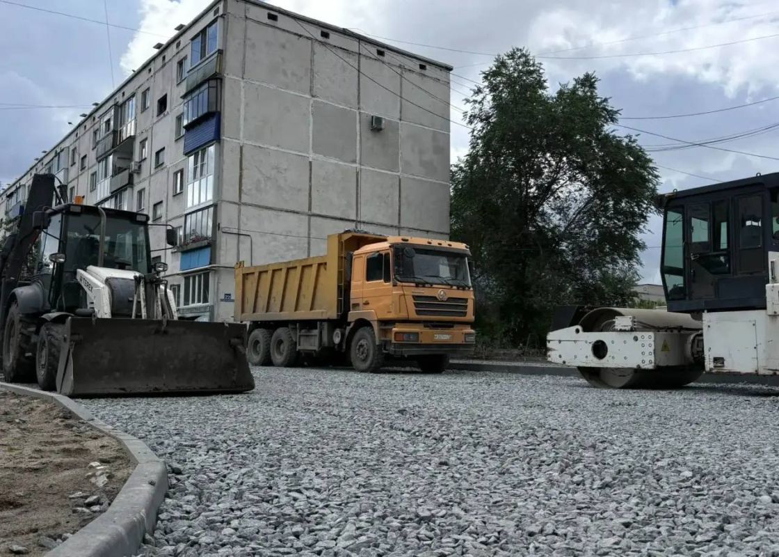 Антон Науменко: Во дворах по улицам Куйбышева и Дзержинского тоже идут работы: на Дзержинского продолжают укладывать щебень, ставить бордюры и планировать территорию; на Куйбышева на следующей неделе при хорошей погоде... Антон Науменко: Во дворах по улицам Куйбышева и Дзержинского тоже идут работы: на Дзержинского продолжают укладывать щебень, ставить бордюры и планировать территорию; на Куйбышева на следующей неделе при хорошей погоде...