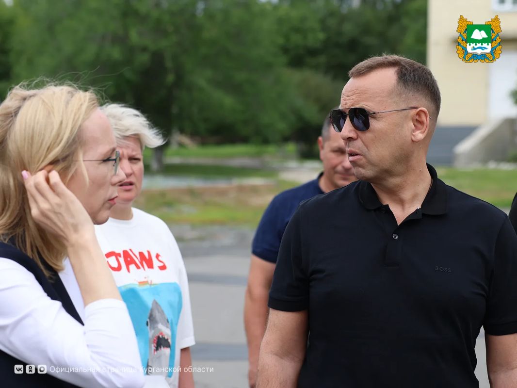 В этом году в Шумихинской больнице завершается благоустройство территории, а в ближайшие годы выделят еще 25 млн рублей на приведение в порядок отделений стационара В этом году в Шумихинской больнице завершается благоустройство территории, а в ближайшие годы выделят еще 25 млн рублей на приведение в порядок отделений стационара