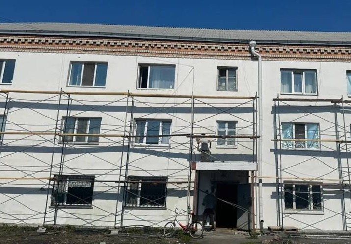 В Петухово вместе с проектом «Купеческий тракт» обновляют фасады домов