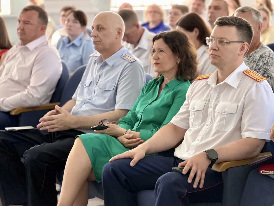 Сотрудники регионального следственного управления приняли участие в торжественном вручении дипломов выпускникам Курганского государственного университета Сотрудники регионального следственного управления приняли участие в торжественном вручении дипломов выпускникам Курганского государственного университета