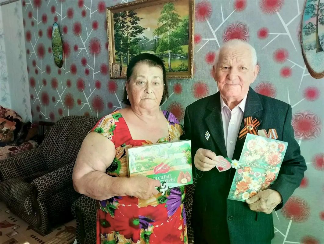 Акция «Тепло семейного очага»: социальные работники поздравили юбиляров супружеской жизни Акция «Тепло семейного очага»: социальные работники поздравили юбиляров супружеской жизни