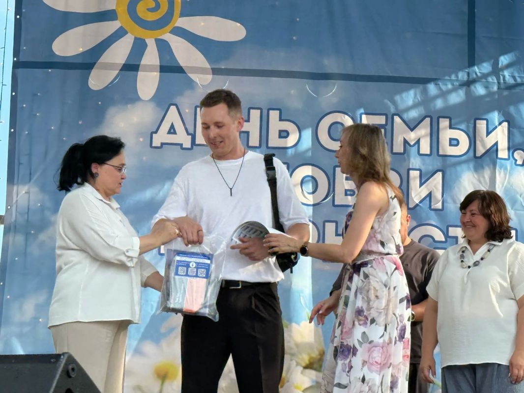 Во время праздничного мероприятия, которое было посвящено Дню семьи, любви и верности и прошло в Центральном парке культуры и отдыха, чествовали приемных родителей и опекунов – тех, кто дарит свою любовь детям, оставшимся... Во время праздничного мероприятия, которое было посвящено Дню семьи, любви и верности и прошло в Центральном парке культуры и отдыха, чествовали приемных родителей и опекунов – тех, кто дарит свою любовь детям, оставшимся...