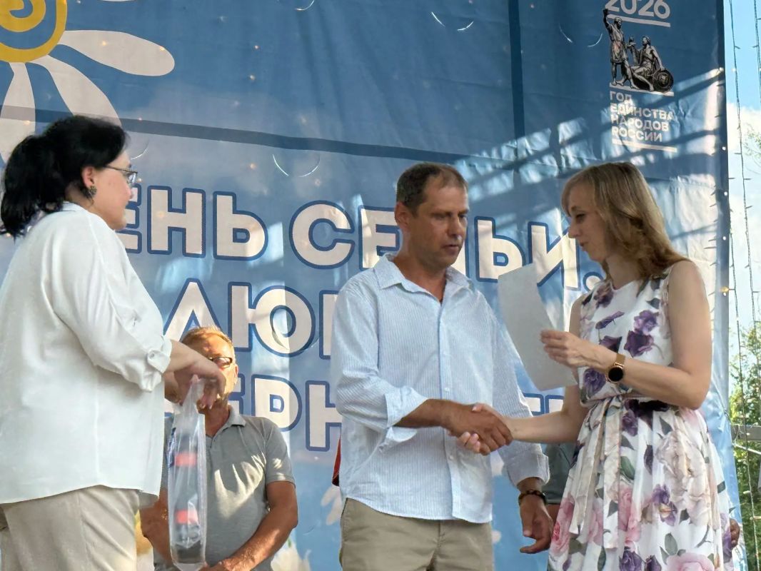 Во время праздничного мероприятия, которое было посвящено Дню семьи, любви и верности и прошло в Центральном парке культуры и отдыха, чествовали приемных родителей и опекунов – тех, кто дарит свою любовь детям, оставшимся... Во время праздничного мероприятия, которое было посвящено Дню семьи, любви и верности и прошло в Центральном парке культуры и отдыха, чествовали приемных родителей и опекунов – тех, кто дарит свою любовь детям, оставшимся...