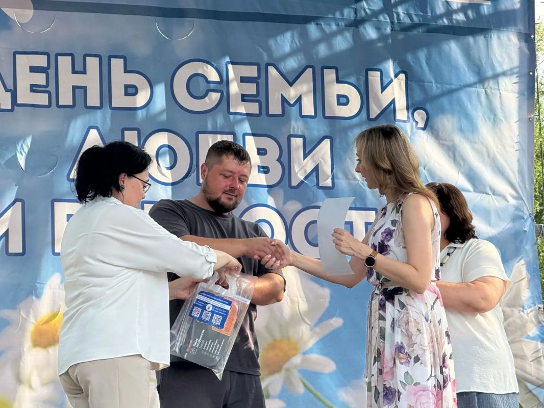 Во время праздничного мероприятия, которое было посвящено Дню семьи, любви и верности и прошло в Центральном парке культуры и отдыха, чествовали приемных родителей и опекунов – тех, кто дарит свою любовь детям, оставшимся... Во время праздничного мероприятия, которое было посвящено Дню семьи, любви и верности и прошло в Центральном парке культуры и отдыха, чествовали приемных родителей и опекунов – тех, кто дарит свою любовь детям, оставшимся...