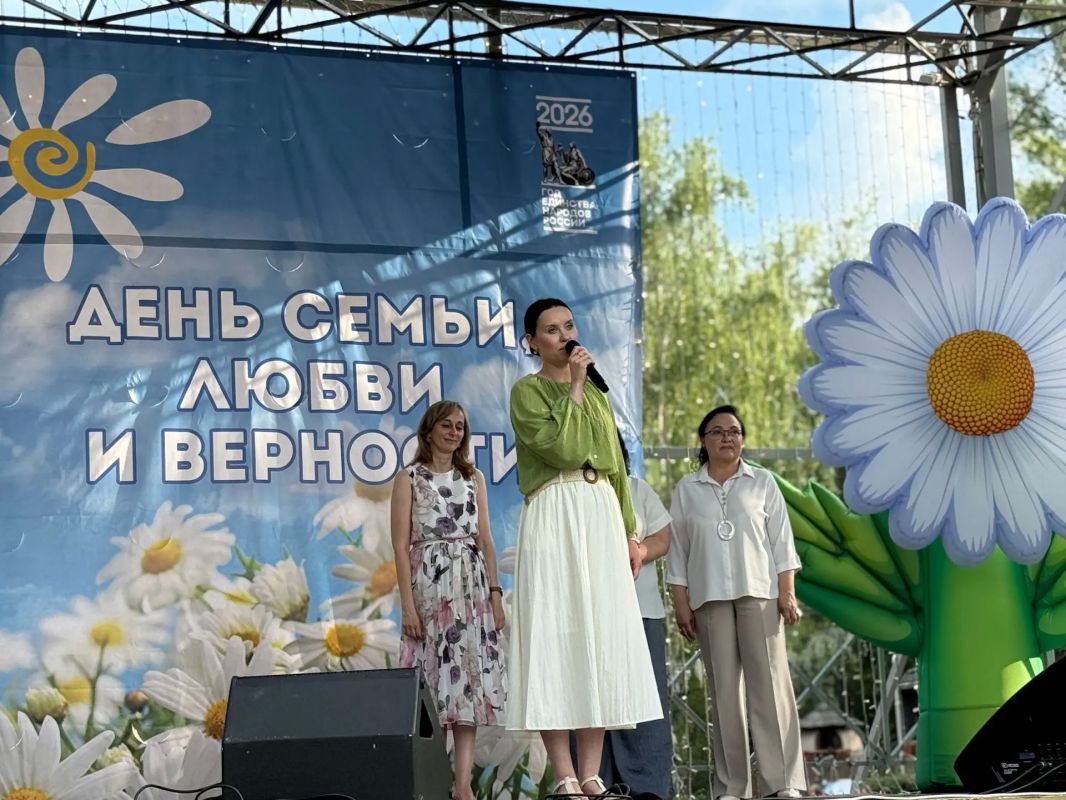 Во время праздничного мероприятия, которое было посвящено Дню семьи, любви и верности и прошло в Центральном парке культуры и отдыха, чествовали приемных родителей и опекунов – тех, кто дарит свою любовь детям, оставшимся... Во время праздничного мероприятия, которое было посвящено Дню семьи, любви и верности и прошло в Центральном парке культуры и отдыха, чествовали приемных родителей и опекунов – тех, кто дарит свою любовь детям, оставшимся...