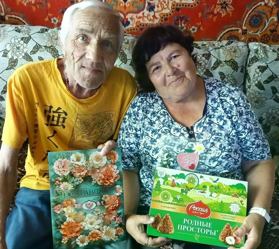 Акция «Тепло семейного очага»: социальные работники поздравили юбиляров супружеской жизни Акция «Тепло семейного очага»: социальные работники поздравили юбиляров супружеской жизни
