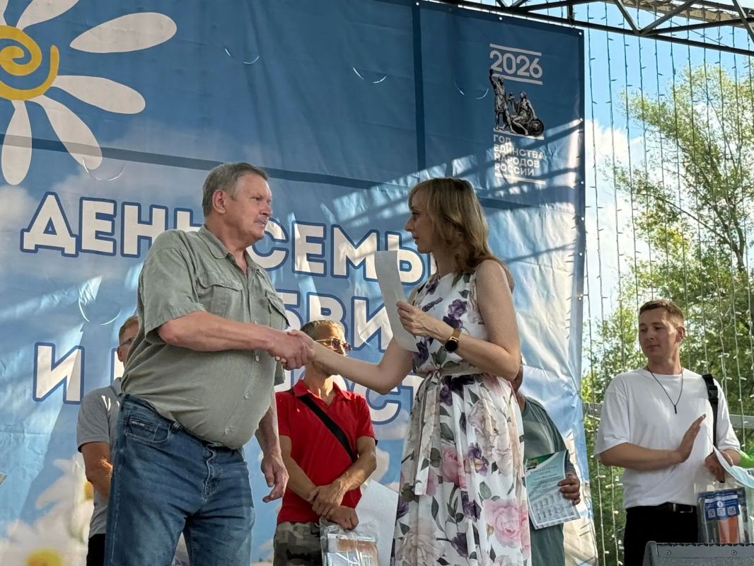Во время праздничного мероприятия, которое было посвящено Дню семьи, любви и верности и прошло в Центральном парке культуры и отдыха, чествовали приемных родителей и опекунов – тех, кто дарит свою любовь детям, оставшимся... Во время праздничного мероприятия, которое было посвящено Дню семьи, любви и верности и прошло в Центральном парке культуры и отдыха, чествовали приемных родителей и опекунов – тех, кто дарит свою любовь детям, оставшимся...
