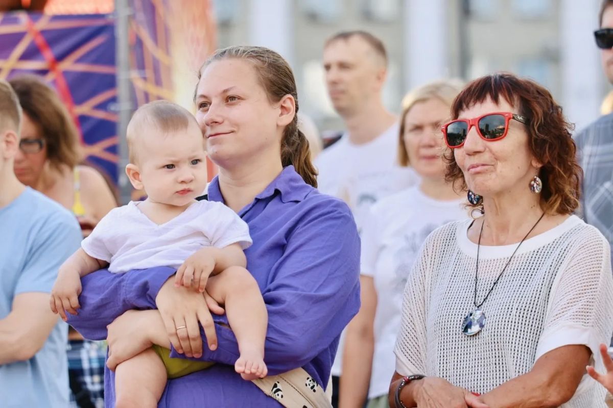 Сегодня, 12 июля, на Троицкой площади Кургана большим концертом «Жемчужины оперной сцены» завершился масштабный фестиваль «От Востока до Запада» Сегодня, 12 июля, на Троицкой площади Кургана большим концертом «Жемчужины оперной сцены» завершился масштабный фестиваль «От Востока до Запада»