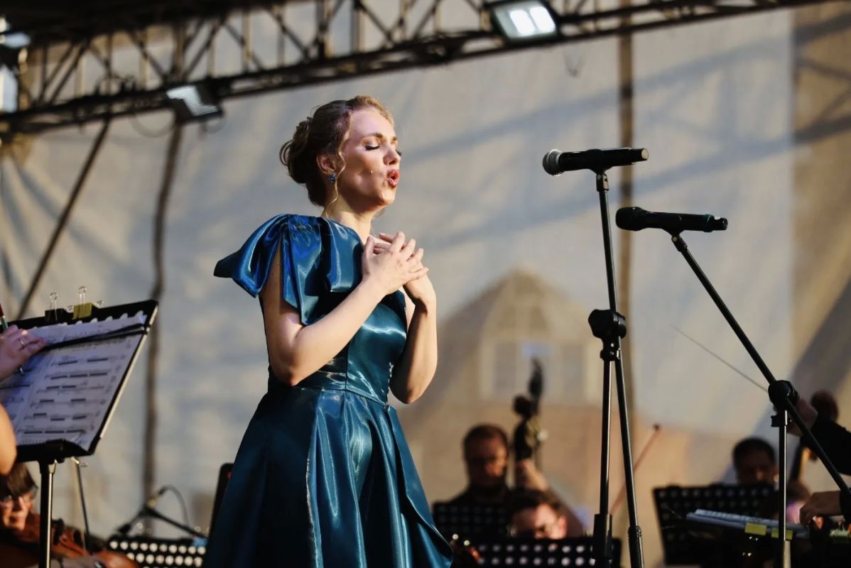 Сегодня, 12 июля, на Троицкой площади Кургана большим концертом «Жемчужины оперной сцены» завершился масштабный фестиваль «От Востока до Запада» Сегодня, 12 июля, на Троицкой площади Кургана большим концертом «Жемчужины оперной сцены» завершился масштабный фестиваль «От Востока до Запада»