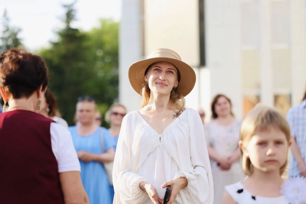 Сегодня, 12 июля, на Троицкой площади Кургана большим концертом «Жемчужины оперной сцены» завершился масштабный фестиваль «От Востока до Запада» Сегодня, 12 июля, на Троицкой площади Кургана большим концертом «Жемчужины оперной сцены» завершился масштабный фестиваль «От Востока до Запада»