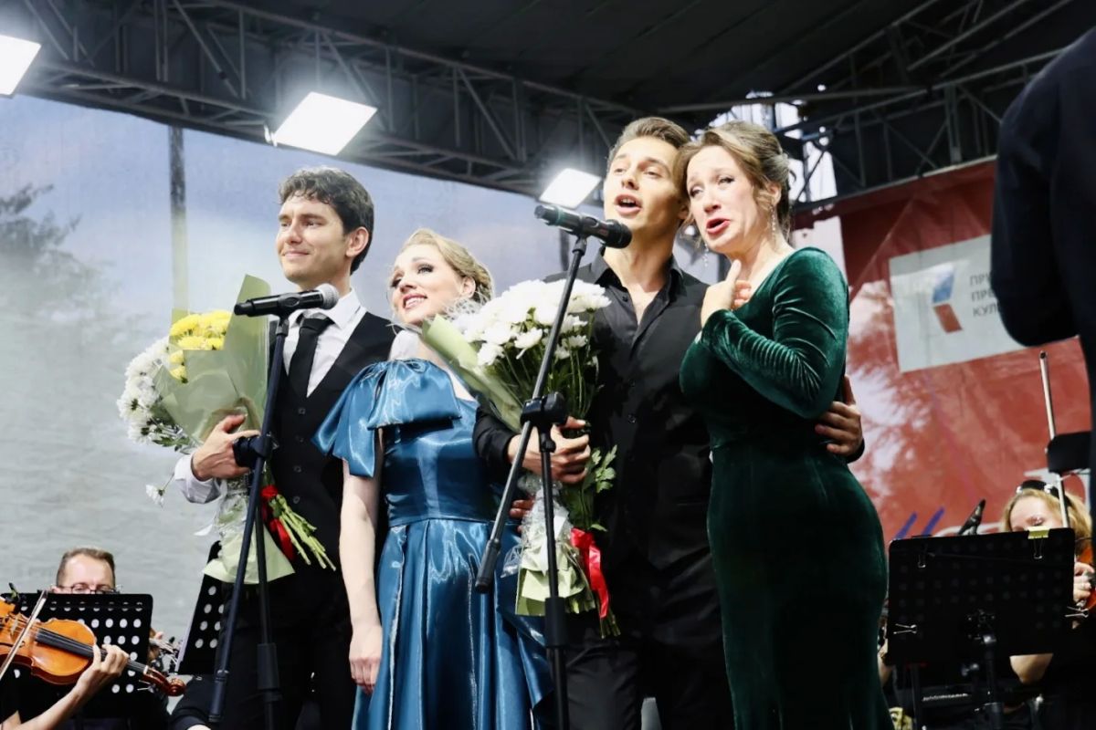 Сегодня, 12 июля, на Троицкой площади Кургана большим концертом «Жемчужины оперной сцены» завершился масштабный фестиваль «От Востока до Запада» Сегодня, 12 июля, на Троицкой площади Кургана большим концертом «Жемчужины оперной сцены» завершился масштабный фестиваль «От Востока до Запада»