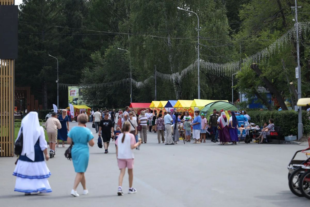 Сегодня, 17 июля, в Центральном парке культуры и отдыха города Кургана прошел областной фестиваль семейного творчества «Семья — малая Родина», инициированный сенатором Российской Федерации от Курганской области Еленой... Сегодня, 17 июля, в Центральном парке культуры и отдыха города Кургана прошел областной фестиваль семейного творчества «Семья — малая Родина», инициированный сенатором Российской Федерации от Курганской области Еленой...