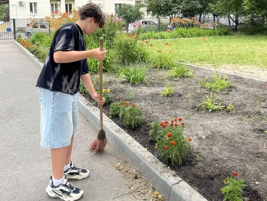 В Кургане продолжается ежегодная акция «Я люблю Курган! — Трудовые отряды» В Кургане продолжается ежегодная акция «Я люблю Курган! — Трудовые отряды»