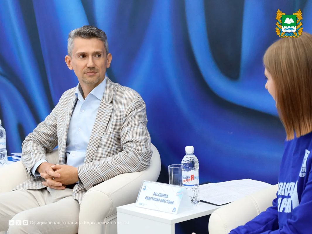 Вице-губернатор Андрей Алексеев 16 июля встретился с активистами «Молодой Гвардии Единой России», представителями студенческих отрядов, участниками движения «Волонтеры Победы» Вице-губернатор Андрей Алексеев 16 июля встретился с активистами «Молодой Гвардии Единой России», представителями студенческих отрядов, участниками движения «Волонтеры Победы»