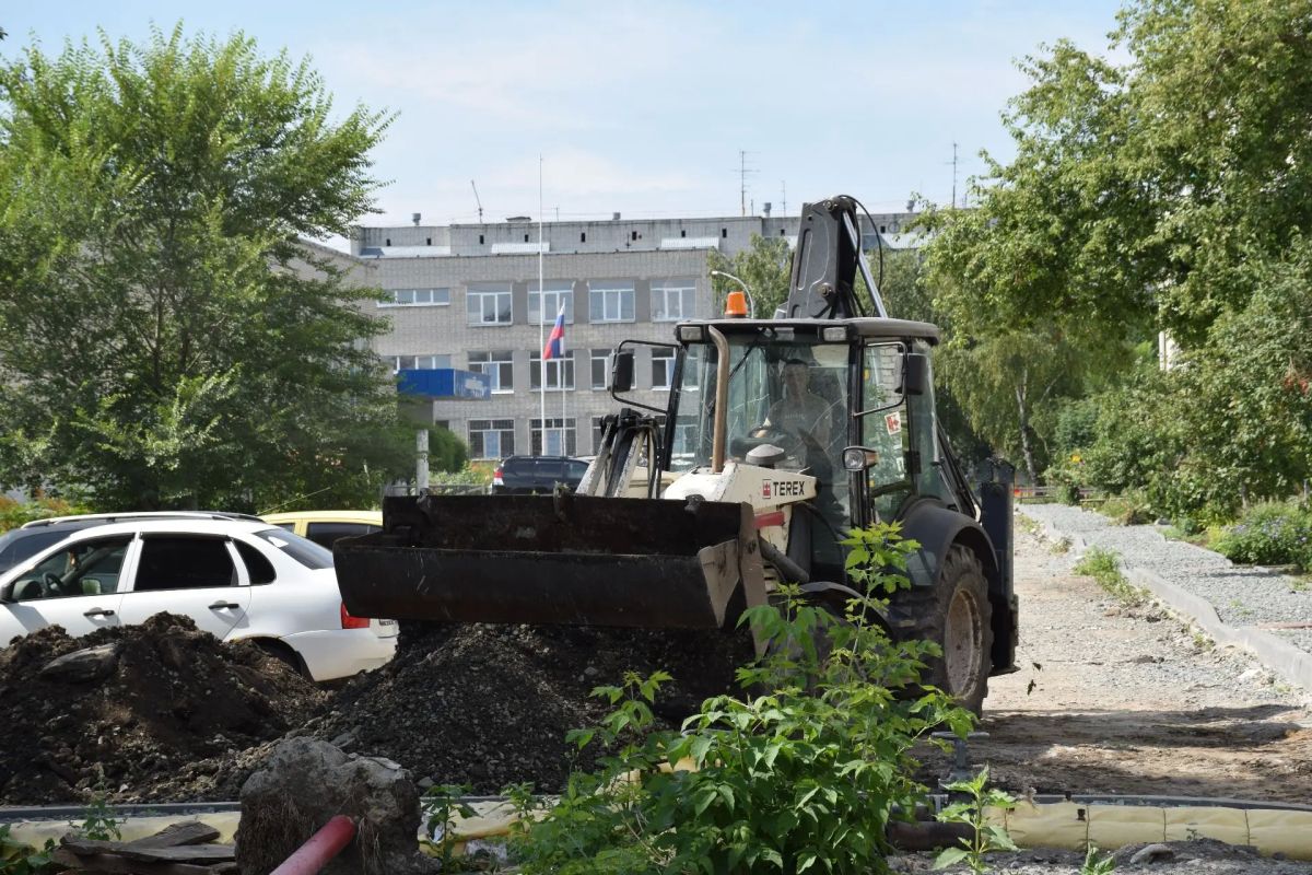 Также во время объезда глава города Антон Науменко проверил ремонт дворовых территорий и междворовых проездов Также во время объезда глава города Антон Науменко проверил ремонт дворовых территорий и междворовых проездов