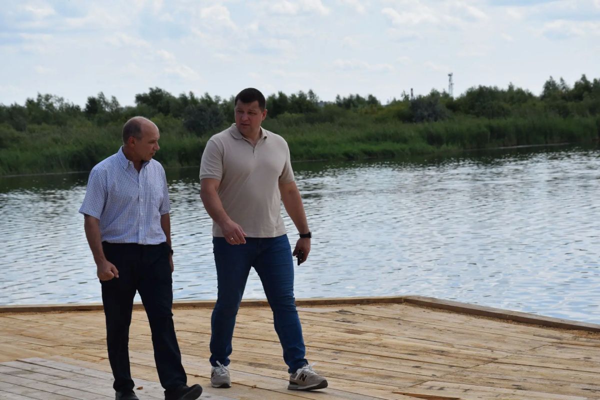 Антон Науменко: В Заозерном, на набережной озера Чёрное, уже завершили монтаж деревянного настила и построили пирсы Антон Науменко: В Заозерном, на набережной озера Чёрное, уже завершили монтаж деревянного настила и построили пирсы