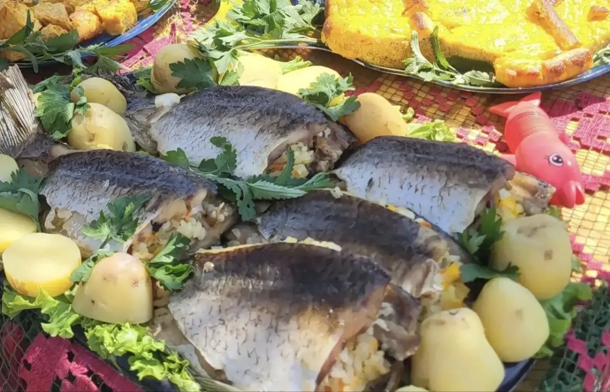 Копченый, вяленый и жареный карась, рыбные пироги и уха, сваренная в 100-литровом казане - в прошедшую субботу в Макушинском округе повара на радость гостям фестиваля "Макушинский карась" соревновались в мастерстве... Копченый, вяленый и жареный карась, рыбные пироги и уха, сваренная в 100-литровом казане - в прошедшую субботу в Макушинском округе повара на радость гостям фестиваля "Макушинский карась" соревновались в мастерстве...