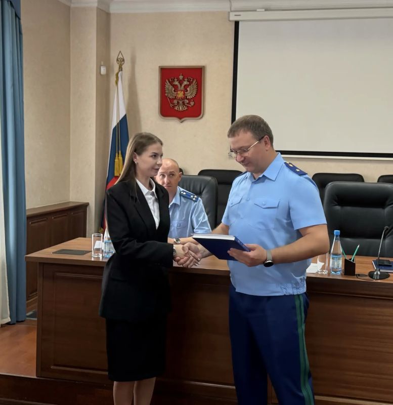 Сегодня прокурор Курганской области Владислав Московских в торжественной обстановке поздравил оперативных работников с присвоением классных чинов и назначением на должность Сегодня прокурор Курганской области Владислав Московских в торжественной обстановке поздравил оперативных работников с присвоением классных чинов и назначением на должность