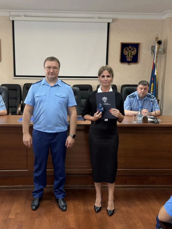 Сегодня прокурор Курганской области Владислав Московских в торжественной обстановке поздравил оперативных работников с присвоением классных чинов и назначением на должность Сегодня прокурор Курганской области Владислав Московских в торжественной обстановке поздравил оперативных работников с присвоением классных чинов и назначением на должность