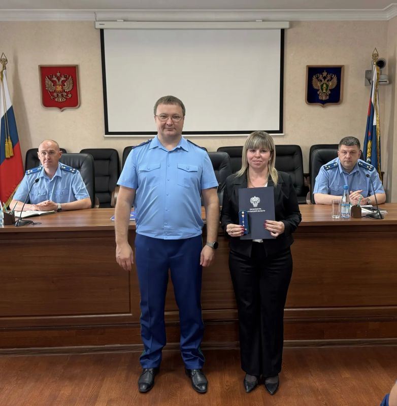 Сегодня прокурор Курганской области Владислав Московских в торжественной обстановке поздравил оперативных работников с присвоением классных чинов и назначением на должность Сегодня прокурор Курганской области Владислав Московских в торжественной обстановке поздравил оперативных работников с присвоением классных чинов и назначением на должность