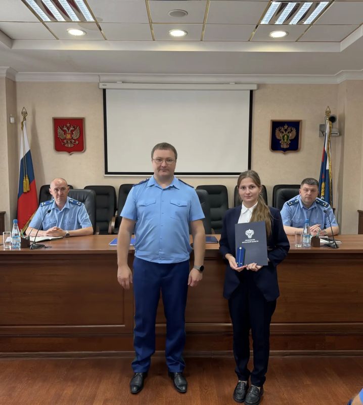 Сегодня прокурор Курганской области Владислав Московских в торжественной обстановке поздравил оперативных работников с присвоением классных чинов и назначением на должность Сегодня прокурор Курганской области Владислав Московских в торжественной обстановке поздравил оперативных работников с присвоением классных чинов и назначением на должность