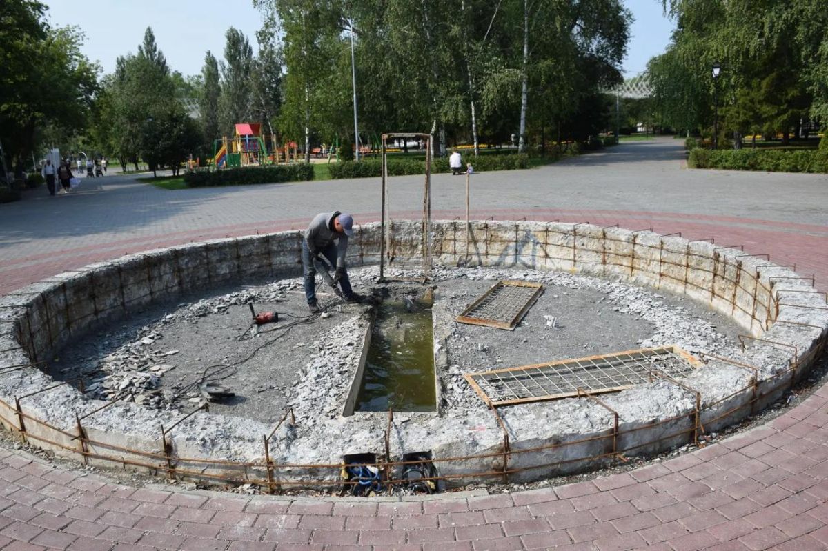 Центральный городской фонтан обновляют Центральный городской фонтан обновляют
