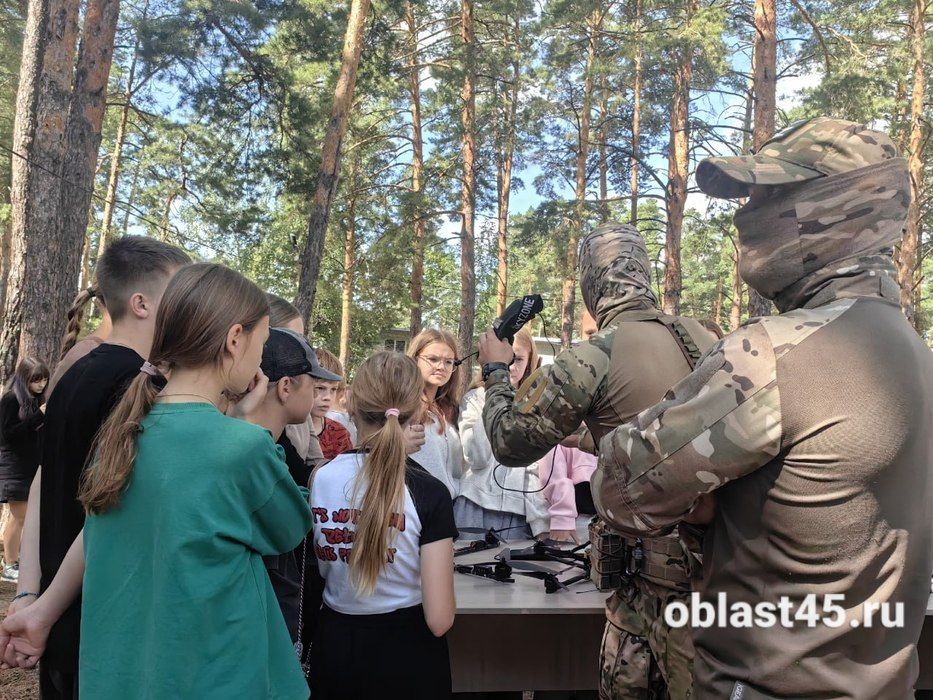 Росгвардейцы показали курганским школьникам дроны, бронежилеты и служебную овчарку