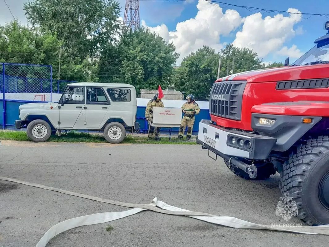 Школа искусств в огне: зауральские огнеборцы отточили навыки пожаротушения на социально значимом объекте села Белозерское Школа искусств в огне: зауральские огнеборцы отточили навыки пожаротушения на социально значимом объекте села Белозерское