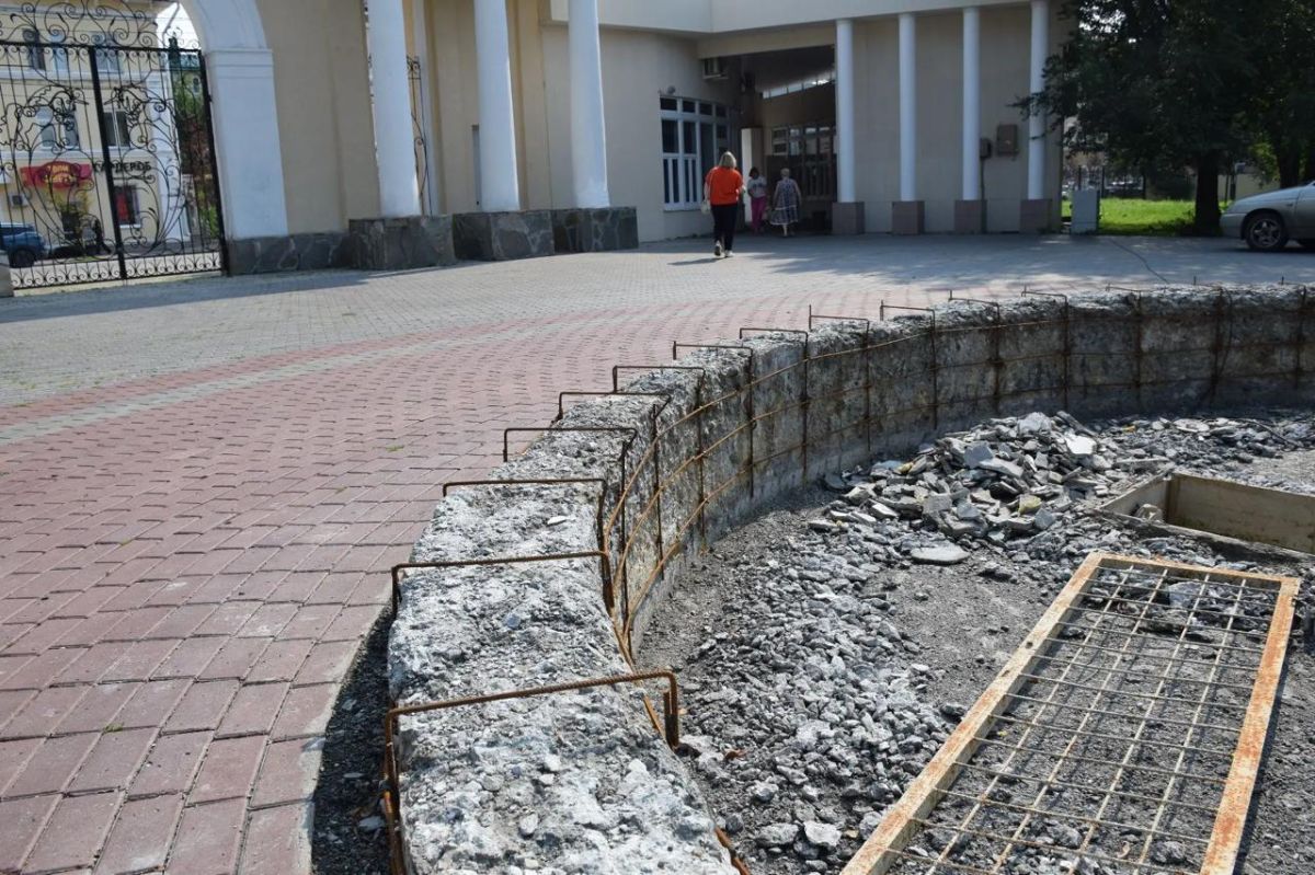 Центральный городской фонтан обновляют Центральный городской фонтан обновляют