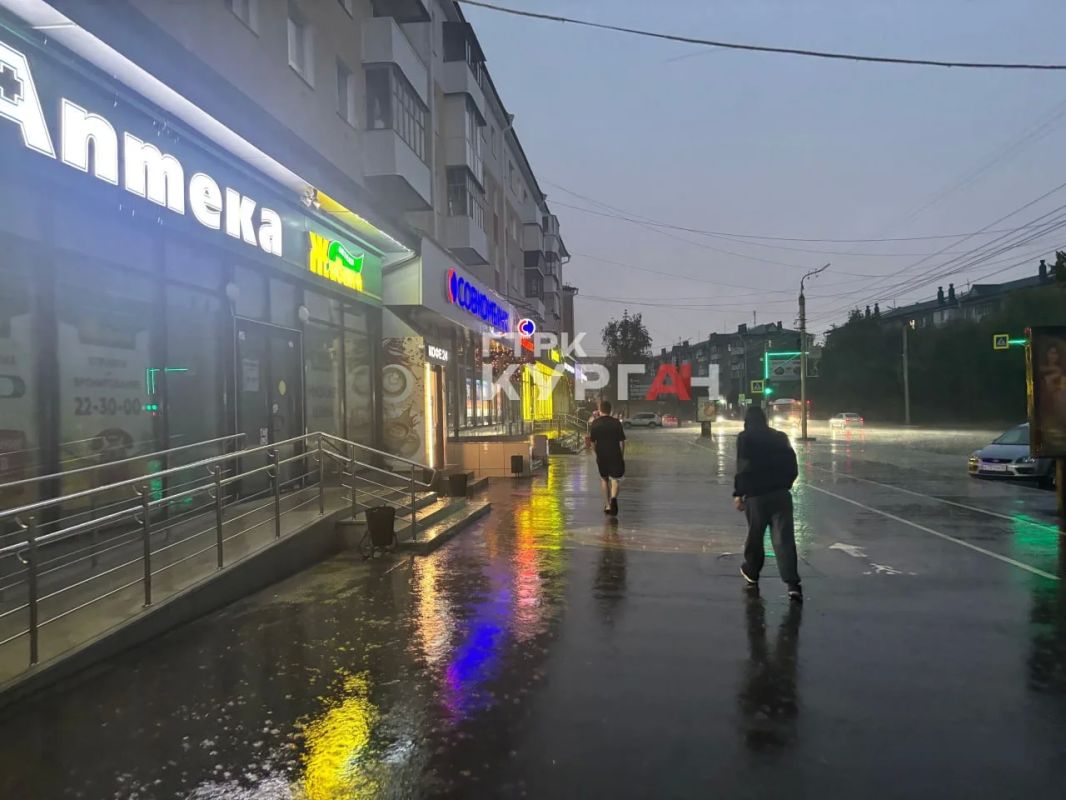 Передышка перед жарой: гуляем по ночному и дождливому Кургану Передышка перед жарой: гуляем по ночному и дождливому Кургану