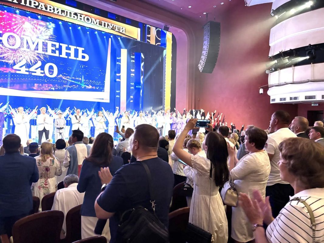 Антон Науменко: Также удалось посетить несколько праздничных площадок - фестиваль ландшафтных инсталляций «Тюмень цветущая», литературную площадку юбилейного, десятого, фестиваля «Пикник книг» и побывать на торжественном... Антон Науменко: Также удалось посетить несколько праздничных площадок - фестиваль ландшафтных инсталляций «Тюмень цветущая», литературную площадку юбилейного, десятого, фестиваля «Пикник книг» и побывать на торжественном...