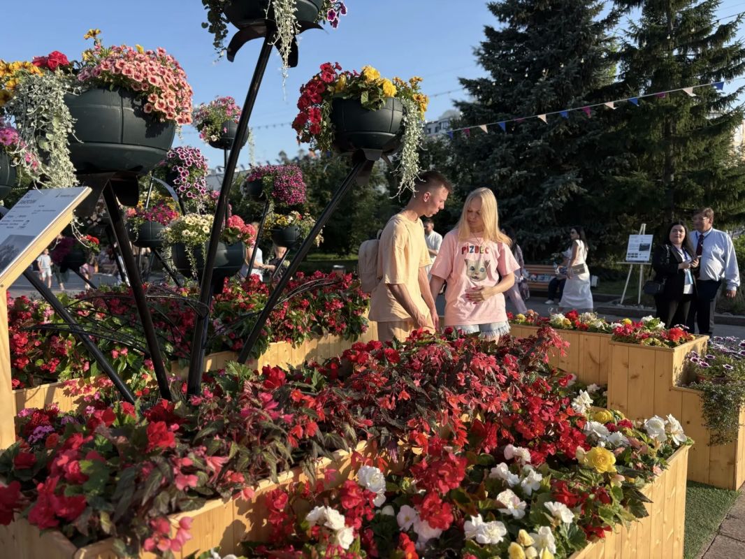 Антон Науменко: Также удалось посетить несколько праздничных площадок - фестиваль ландшафтных инсталляций «Тюмень цветущая», литературную площадку юбилейного, десятого, фестиваля «Пикник книг» и побывать на торжественном... Антон Науменко: Также удалось посетить несколько праздничных площадок - фестиваль ландшафтных инсталляций «Тюмень цветущая», литературную площадку юбилейного, десятого, фестиваля «Пикник книг» и побывать на торжественном...