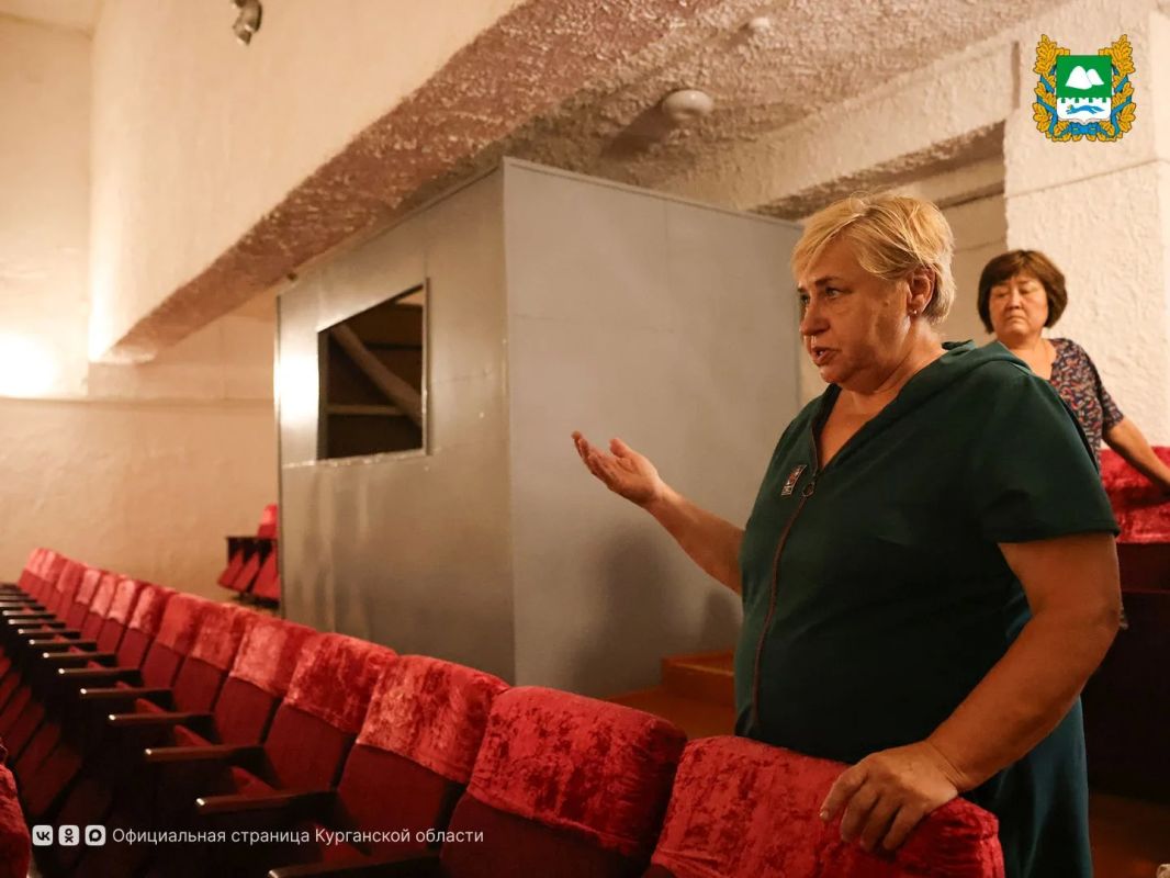 Губернатор Вадим Шумков в рамках рабочего выезда в Каргапольский округ оценил состояние Житниковского дома культуры Губернатор Вадим Шумков в рамках рабочего выезда в Каргапольский округ оценил состояние Житниковского дома культуры