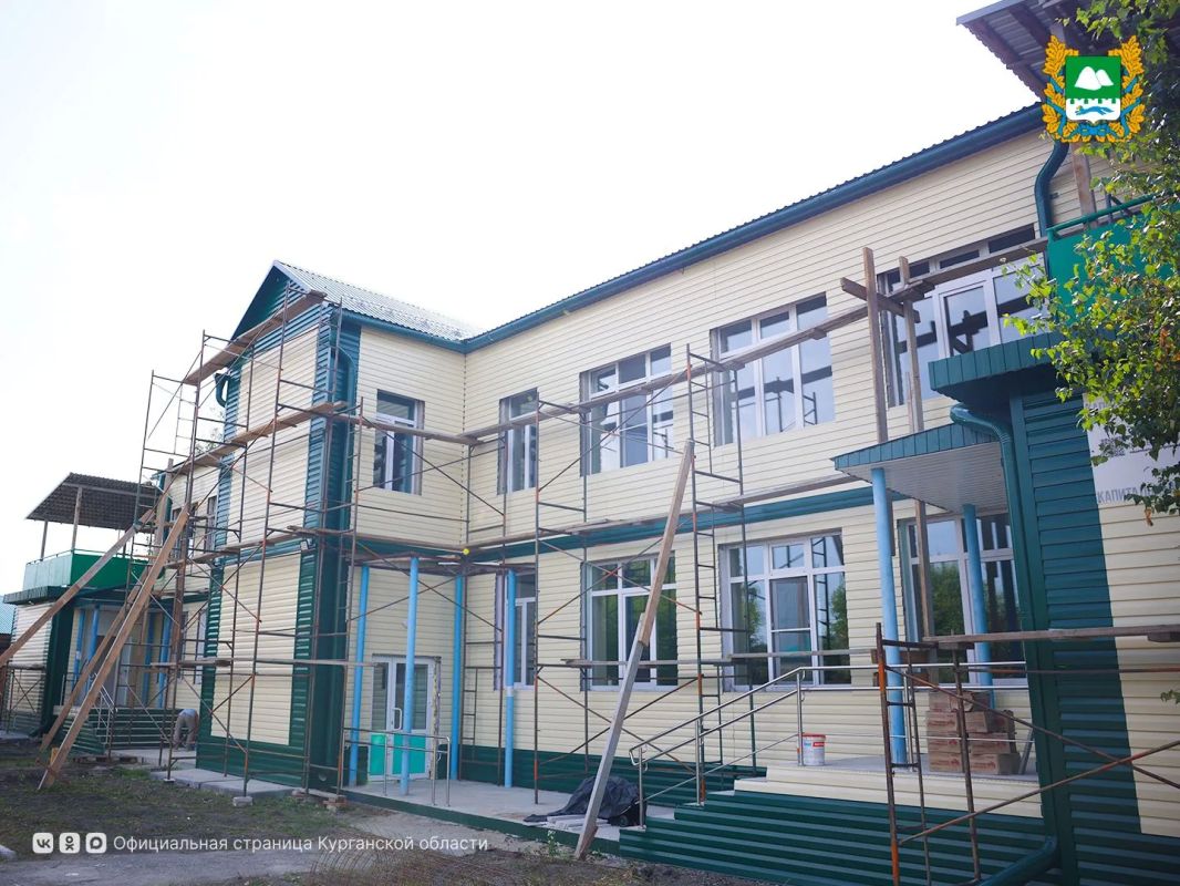 В селе Тагильское Каргапольского округа в этом году масштабные перемены коснулись социальной сферы – здесь одновременно ведутся работы по капитальному ремонту школы и детского сада «Березка» В селе Тагильское Каргапольского округа в этом году масштабные перемены коснулись социальной сферы – здесь одновременно ведутся работы по капитальному ремонту школы и детского сада «Березка»