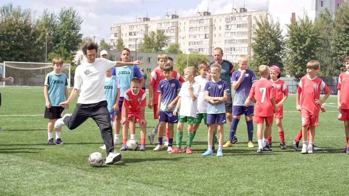 Сегодня в Кургане на стадионе "ДЮСШ № 3" города Кургана прошла открытая тренировка для воспитанников спортивной школы с участием Алексея Смертина - мастера спорта России международного класса по футболу, экс-капитана сборной... Сегодня в Кургане на стадионе "ДЮСШ № 3" города Кургана прошла открытая тренировка для воспитанников спортивной школы с участием Алексея Смертина - мастера спорта России международного класса по футболу, экс-капитана сборной...