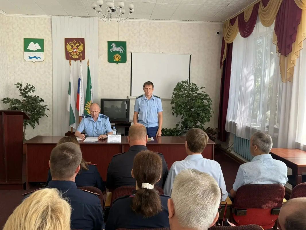 В ходе рабочего визита и. о. прокурора области Андрей Иньшаков представил коллективу, руководителям органов власти и правоохраны назначенного прокурора Альменевского района В ходе рабочего визита и. о. прокурора области Андрей Иньшаков представил коллективу, руководителям органов власти и правоохраны назначенного прокурора Альменевского района