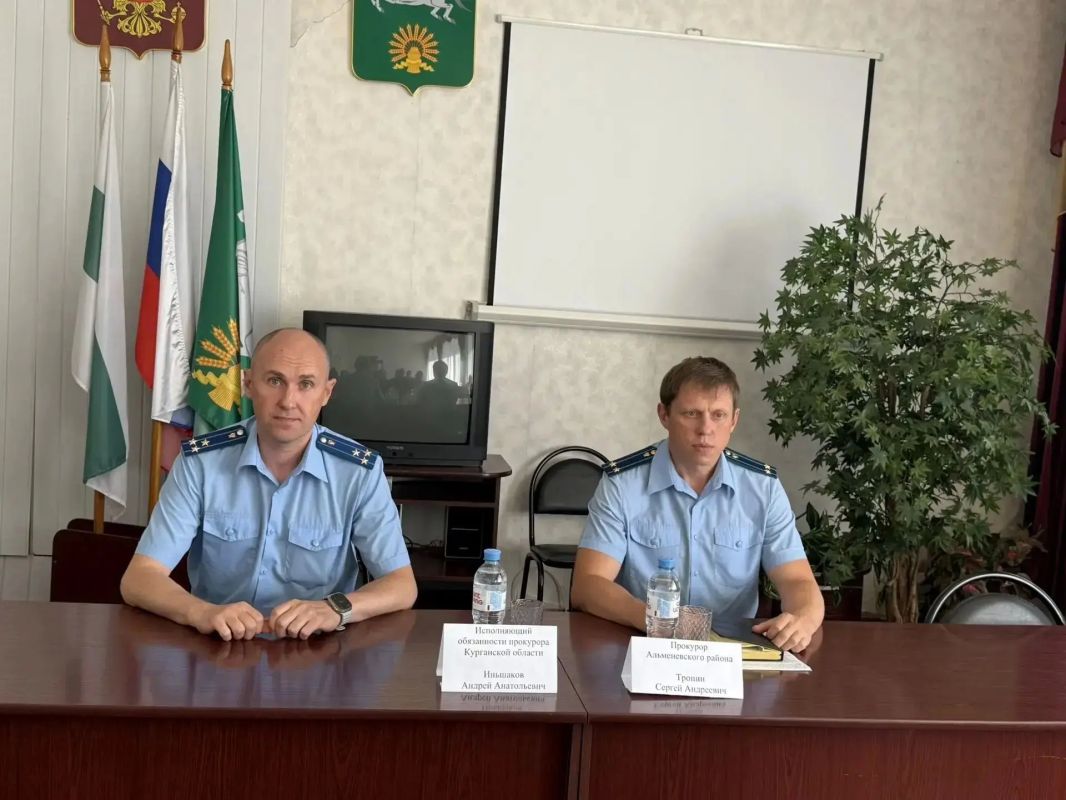 В ходе рабочего визита и. о. прокурора области Андрей Иньшаков представил коллективу, руководителям органов власти и правоохраны назначенного прокурора Альменевского района