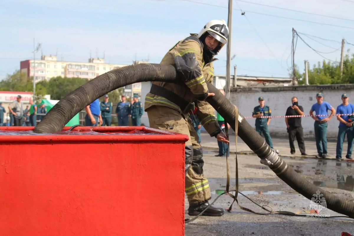 Потушить за 100 секунд — в Кургане подвели итоги соревнований по боевому развертыванию Потушить за 100 секунд — в Кургане подвели итоги соревнований по боевому развертыванию
