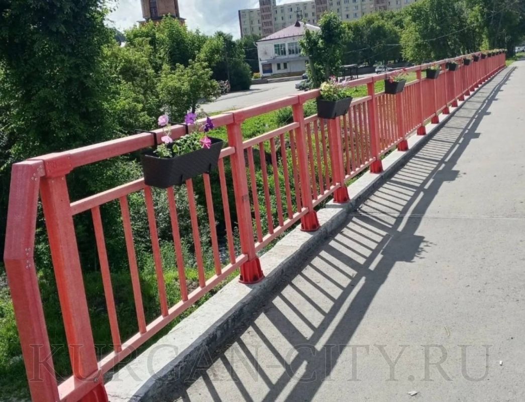 В Кургане родители вандалов заплатили ущерб за детей, которые разнесли кашпо на мосту